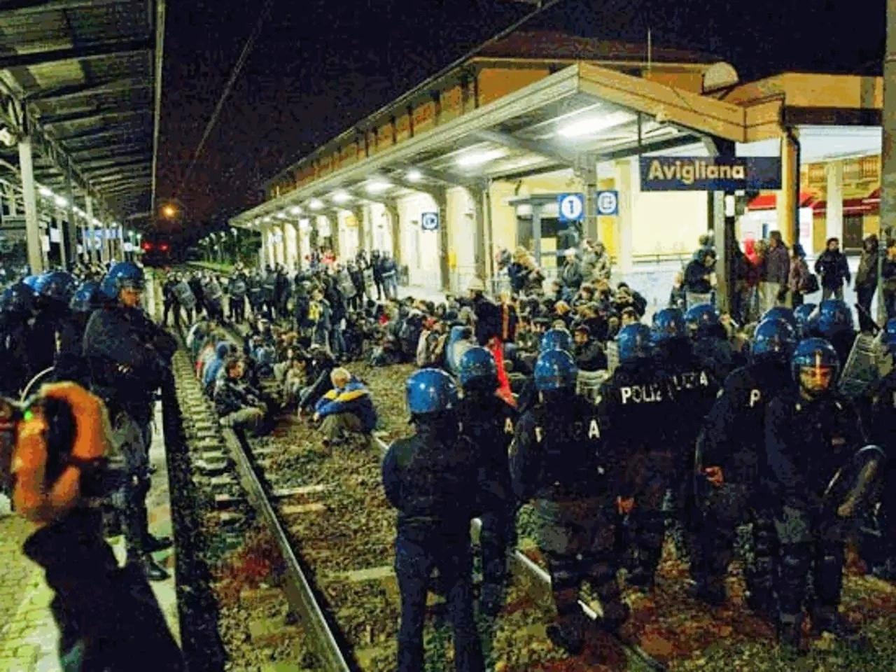 Immagine che contiene persone, gruppo, vestiti, aria aperta

Descrizione generata automaticamente