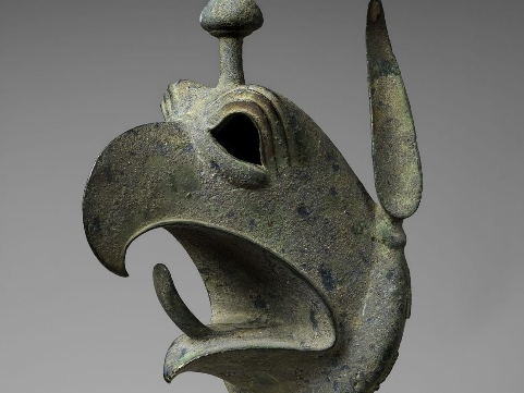 Bronze grec représentant une tête de griffon datant du VII<sup>e</sup> siècle avant J.-C. restitué par le Le Metropolitan Museum of Art de New York