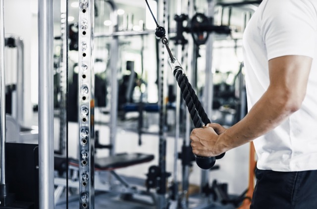 Cable machine jadi andalan member gym untuk latihan berbagai kelompok otot.