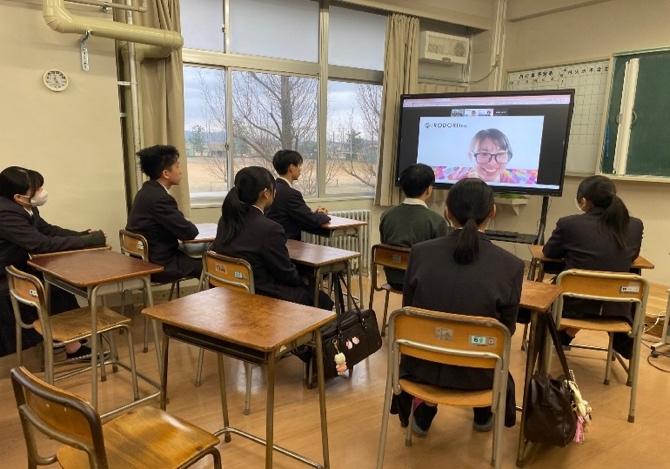 机の上に座っている人たち

AI 生成コンテンツは誤りを含む可能性があります。
