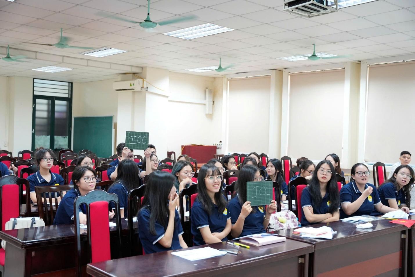 A group of people in a classroom

Description automatically generated