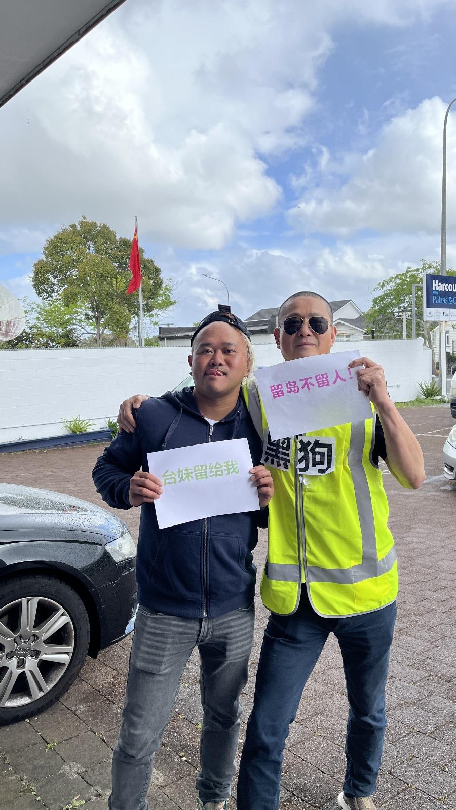 男人和女人站在汽车旁
中度可信度描述已自动生成