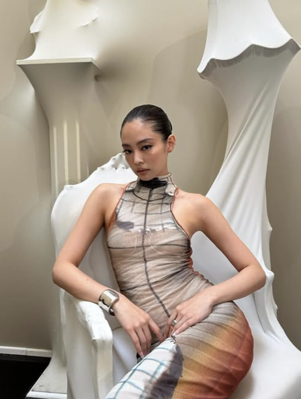 A picture of BLACKPINK Jennie S-Line body photos