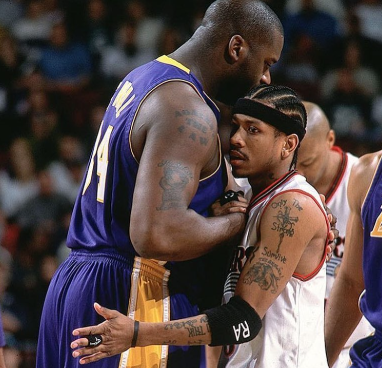 Shaquille O'Neal cumprimentando Allen Iverson nas Finais da NBA de 2001