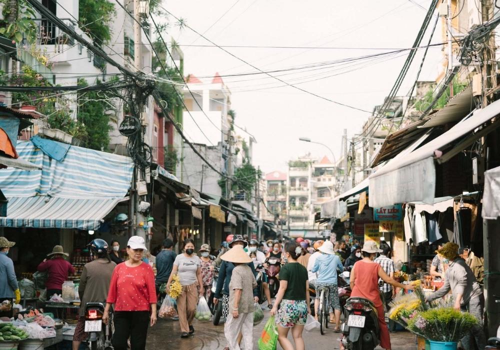 Nên ghé chợ vào khoảng 3-5h chiều để thưởng thức đa dạng các món ăn hơn (Ảnh: Sưu tầm internet)