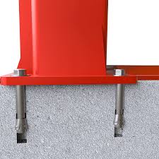 Ứng dụng tắc kê đạn inox treo đèn và bảng hiệu lớn trên tường bê tông.