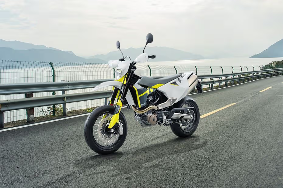 Husqvarna 701 Supermoto di Sisi Danau