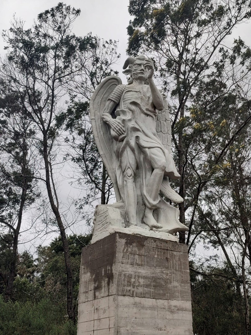 Esttua de Lcifer erguida em santurio de Gravata  Foto: Mestre Lukas de Bar da Rua/Divulgao