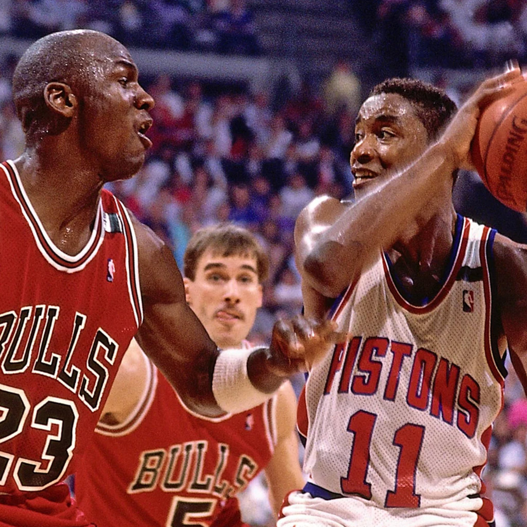 Imagem exemplifica uma das maiores rivalidades da NBA: Bulls x Pistons