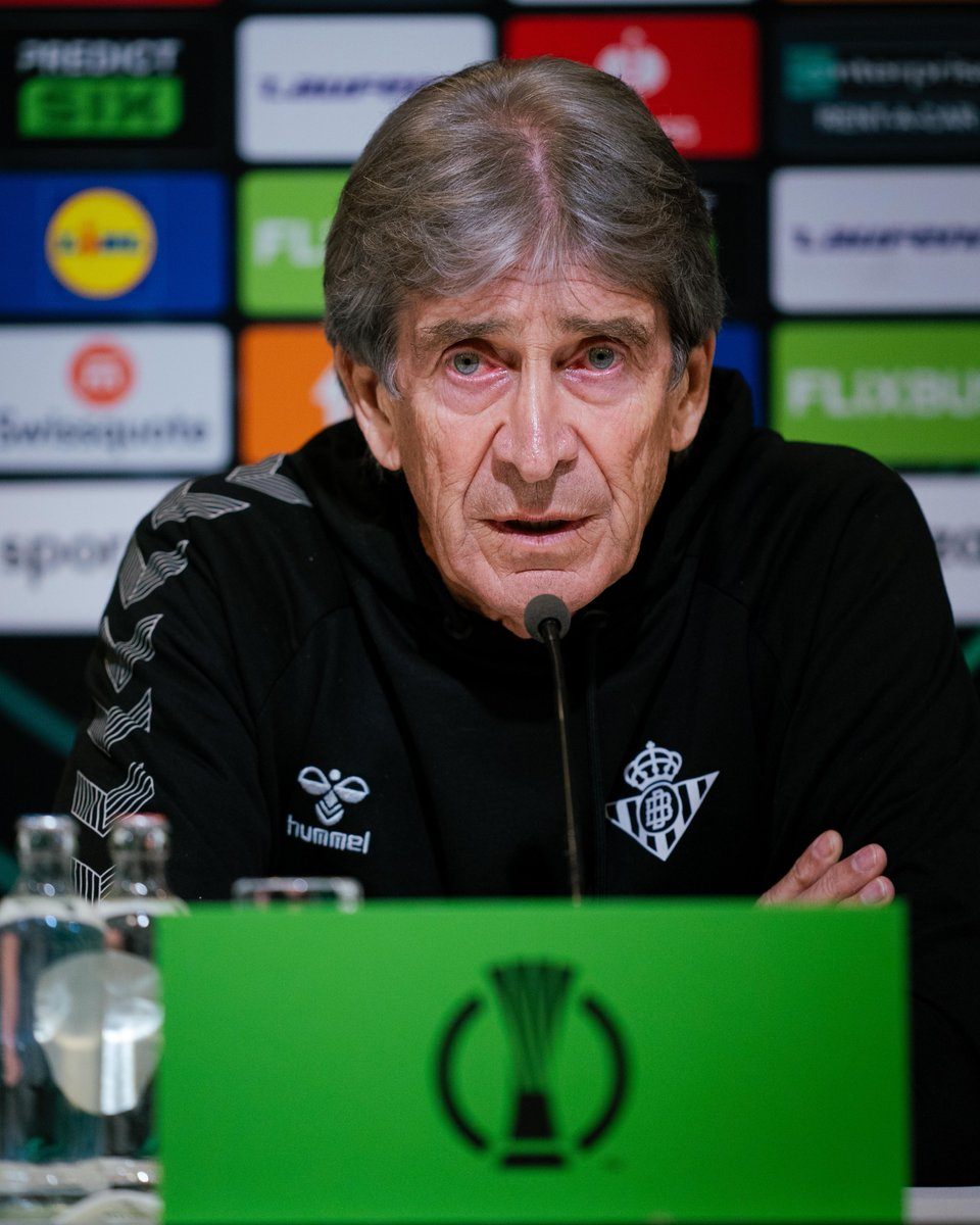 Manuel Pellegrini em uma coletiva de imprensa