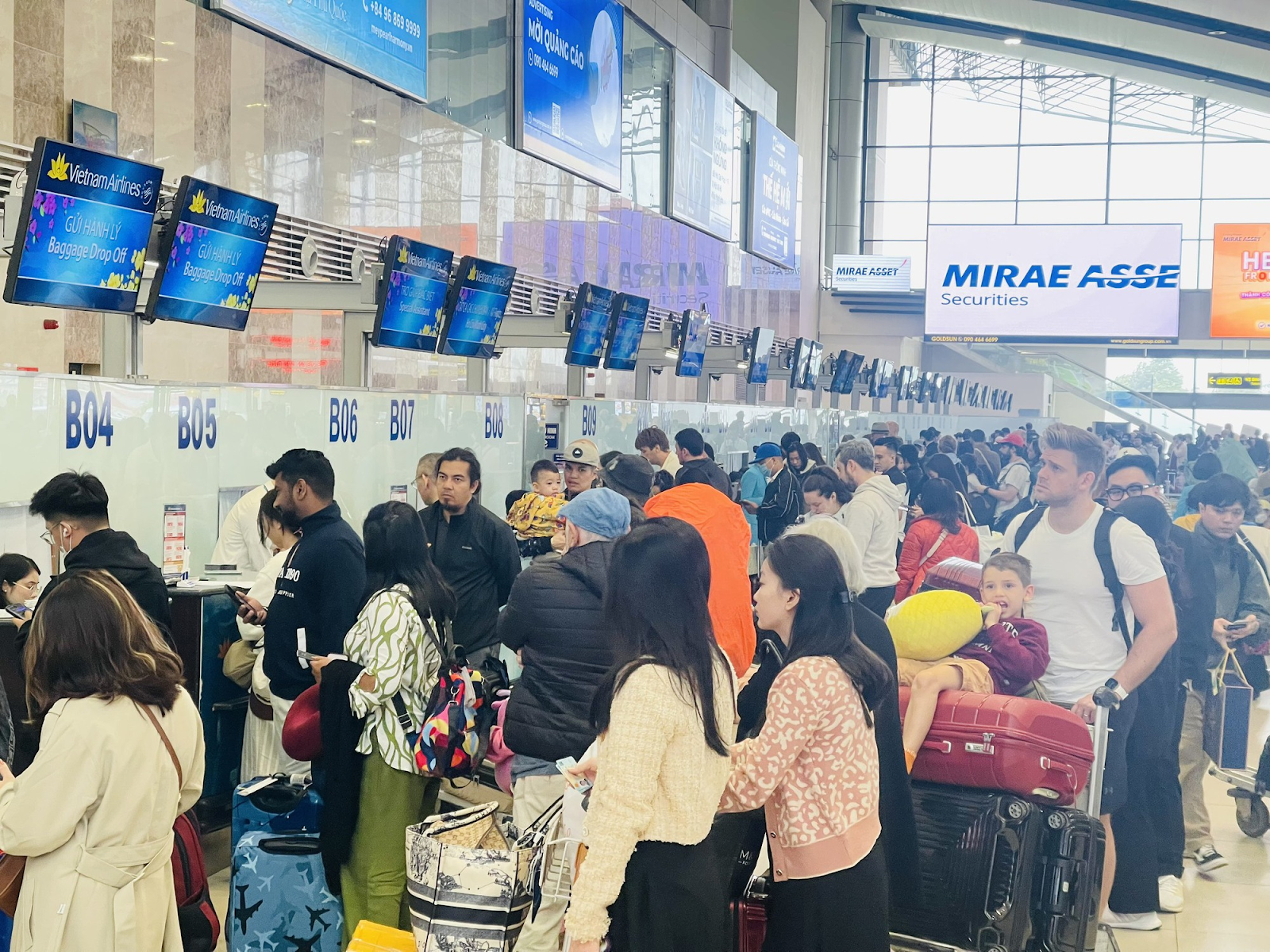 Vé Máy Bay Khứ Hồi: Cách Đặt Vé Tiết Kiệm Nhất Cho Gia Đình