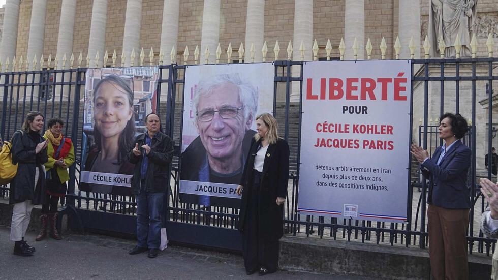 自 2022 年起被关押在伊朗的塞西尔-科勒（Cécile Kohler）和雅克-帕里斯（Jacques Paris）的肖像于 2025 年 3 月 25 日被放在巴黎国民议会前。