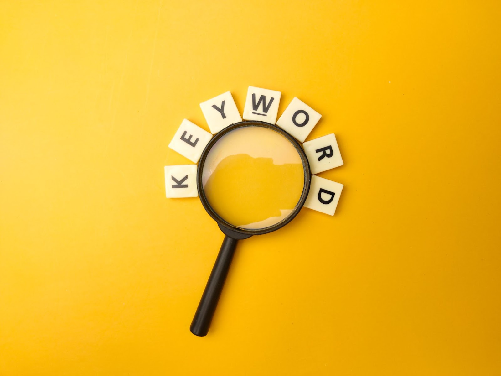 Word “keyword” around a magnifying glass. 