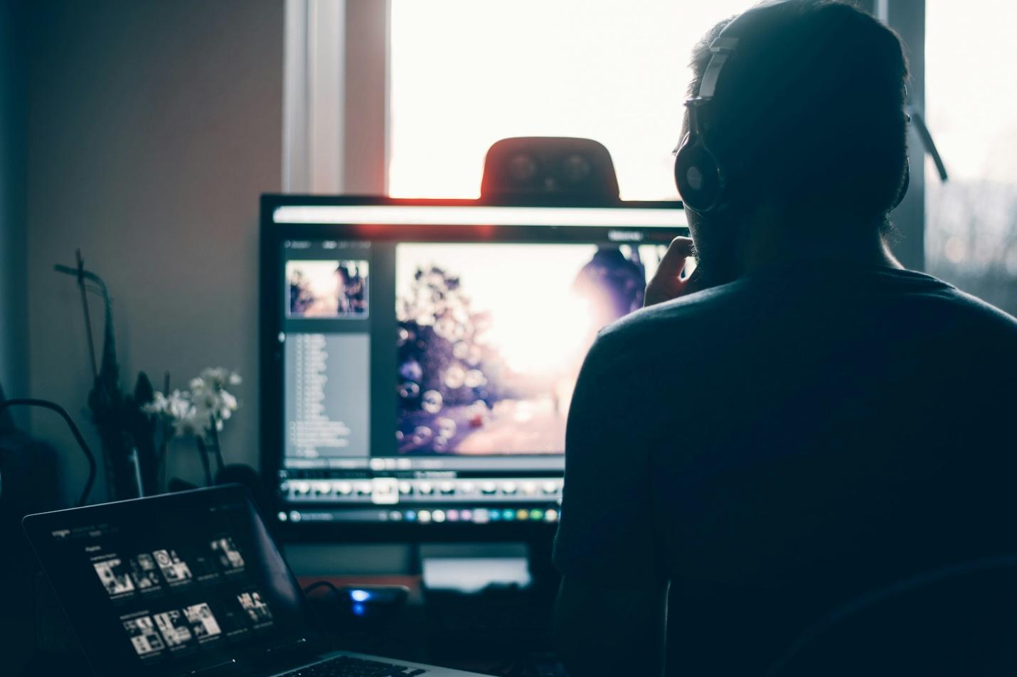 A person sitting in front of a computer

Description automatically generated