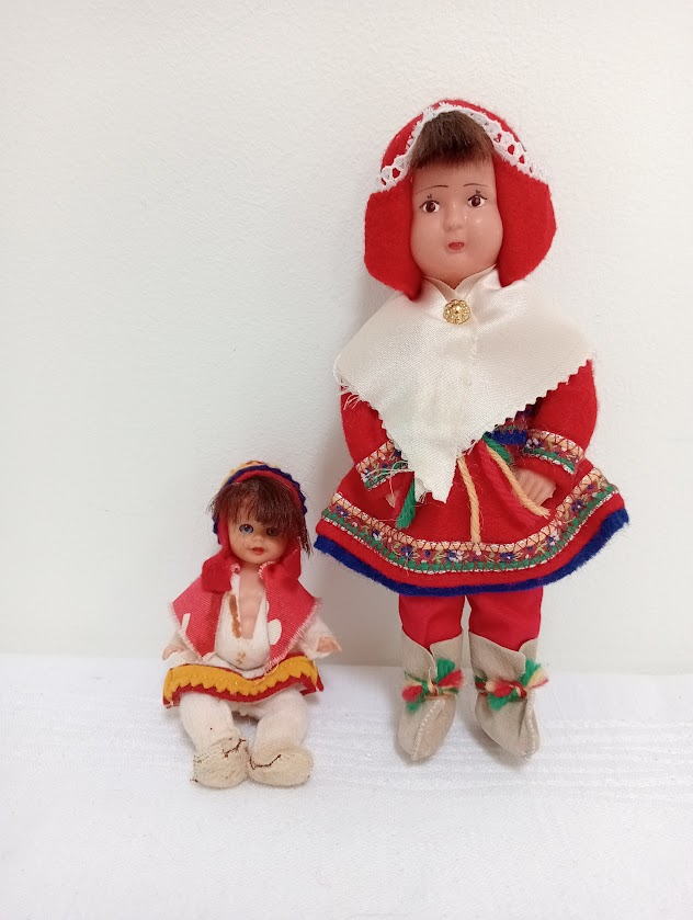 Two detailed dolls representing Sámi people