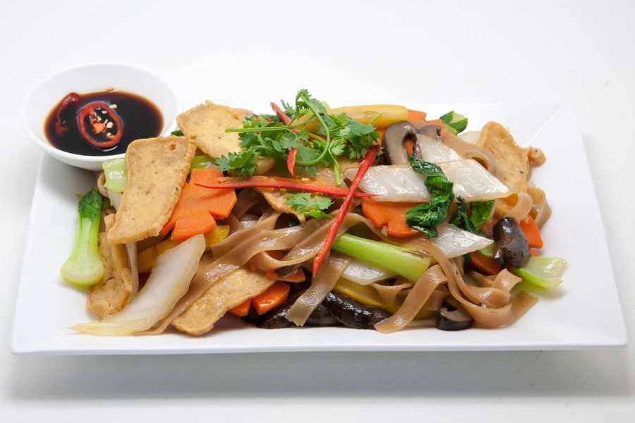 The vegetarian stir-fried pho also tantalizes the taste buds of guests. Source: Huong nghiẹp A Au