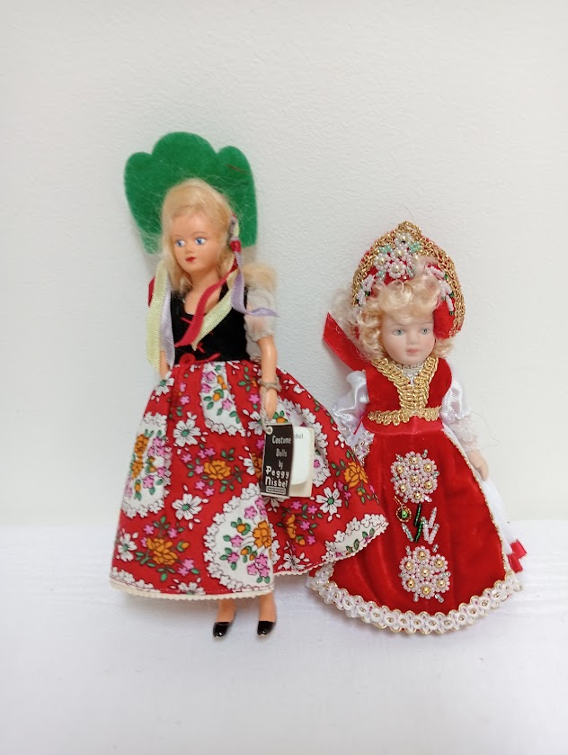 Hungarian dolls wearing traditional pártas