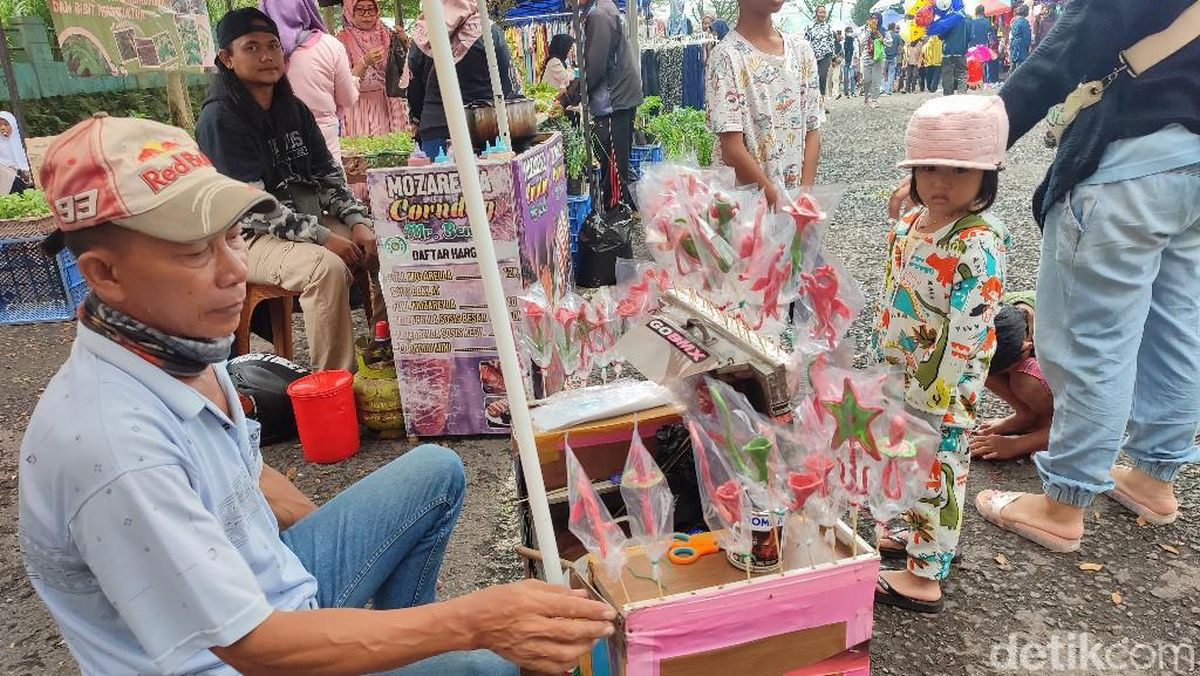 Inilah Aneka Jajanan Pasar Bikin Kangen Masa Kecil, Gulali Tarik