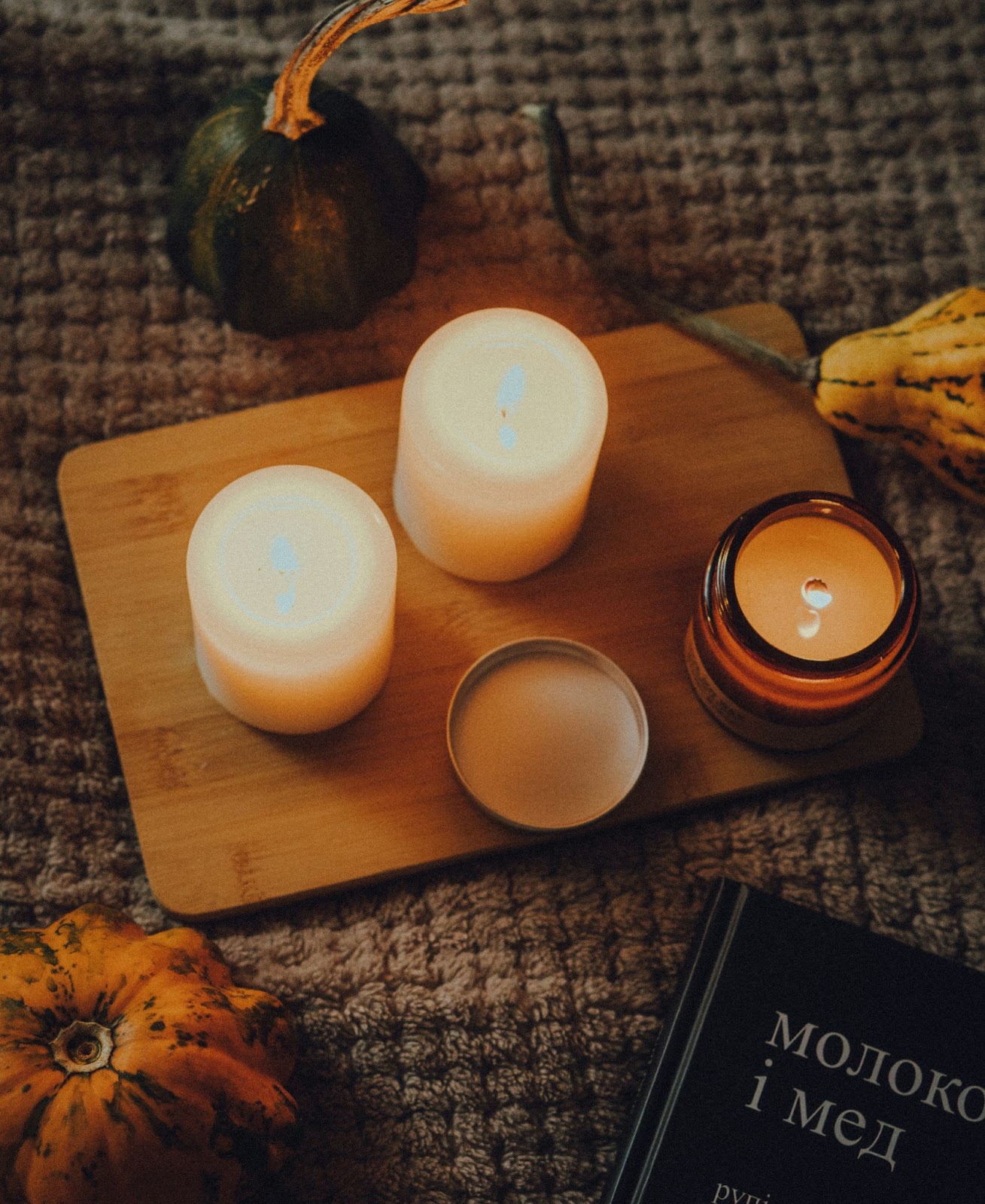 Fall scented candles that makes your mornings more cozier. 