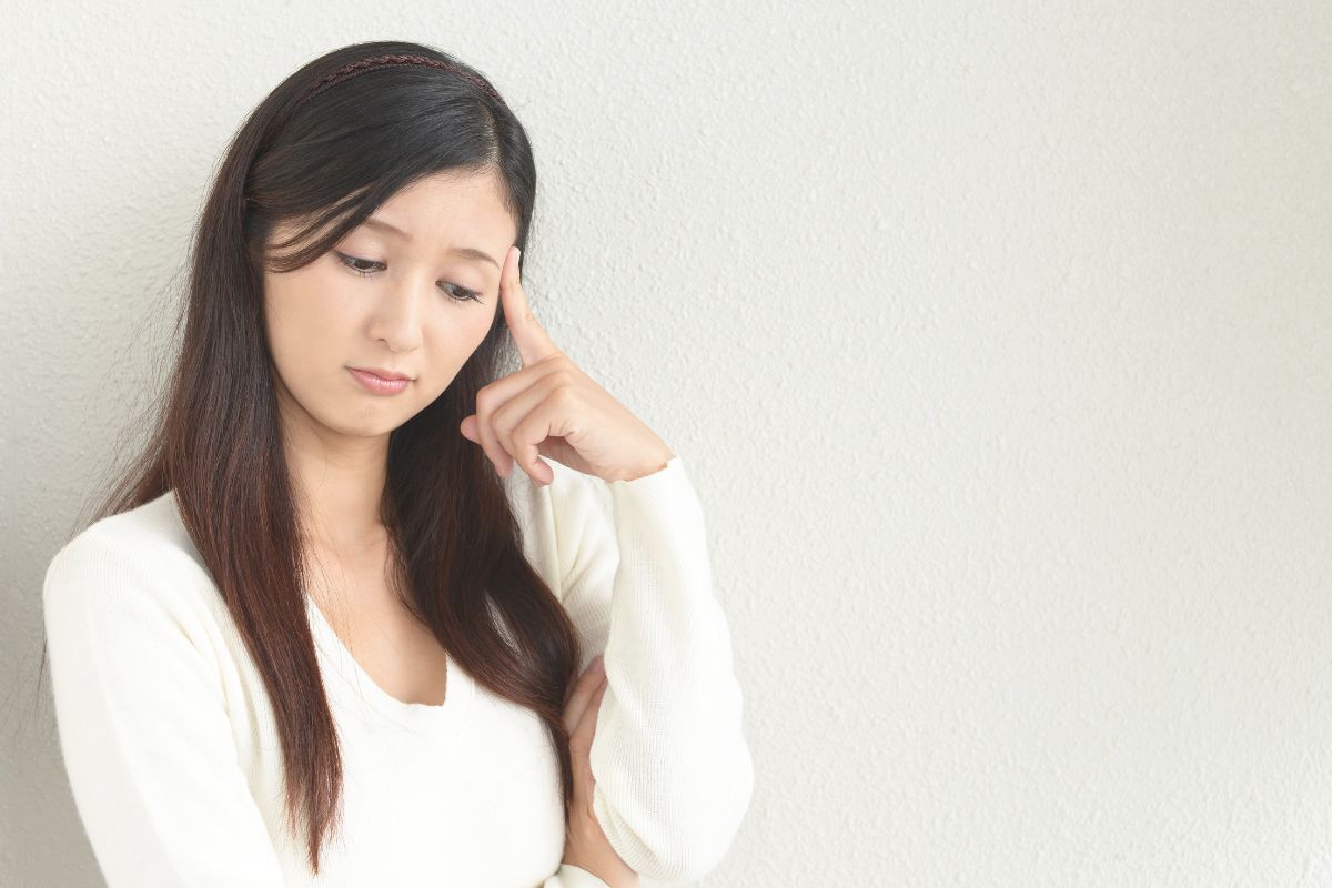 マツエクの資格の取り方のイメージの悩んでいる女性の様子
