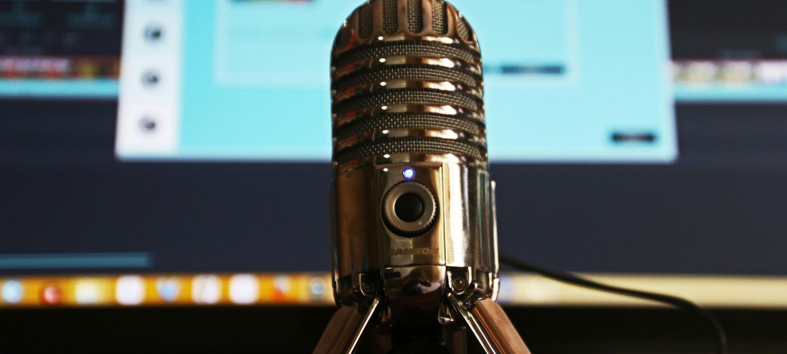 مايكروفون في غرفة تسجيل وتقنيات مثل Descript