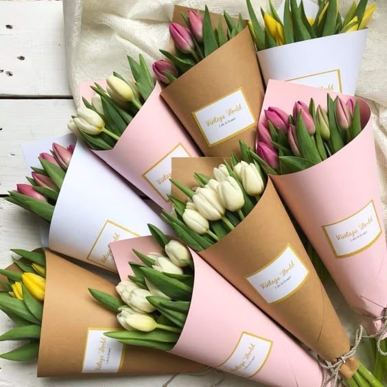 Đàn ông sẽ chuẩn bị những giỏ hoa để tặng người phụ nữ của mình