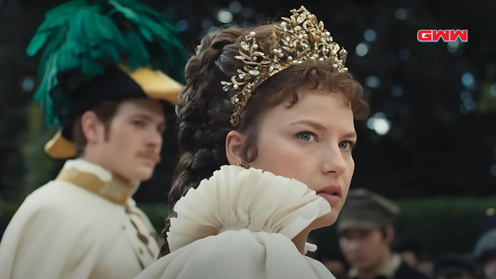 Devrim Lingnau as Empress Elisabeth, wearing a crown and looking concerned.