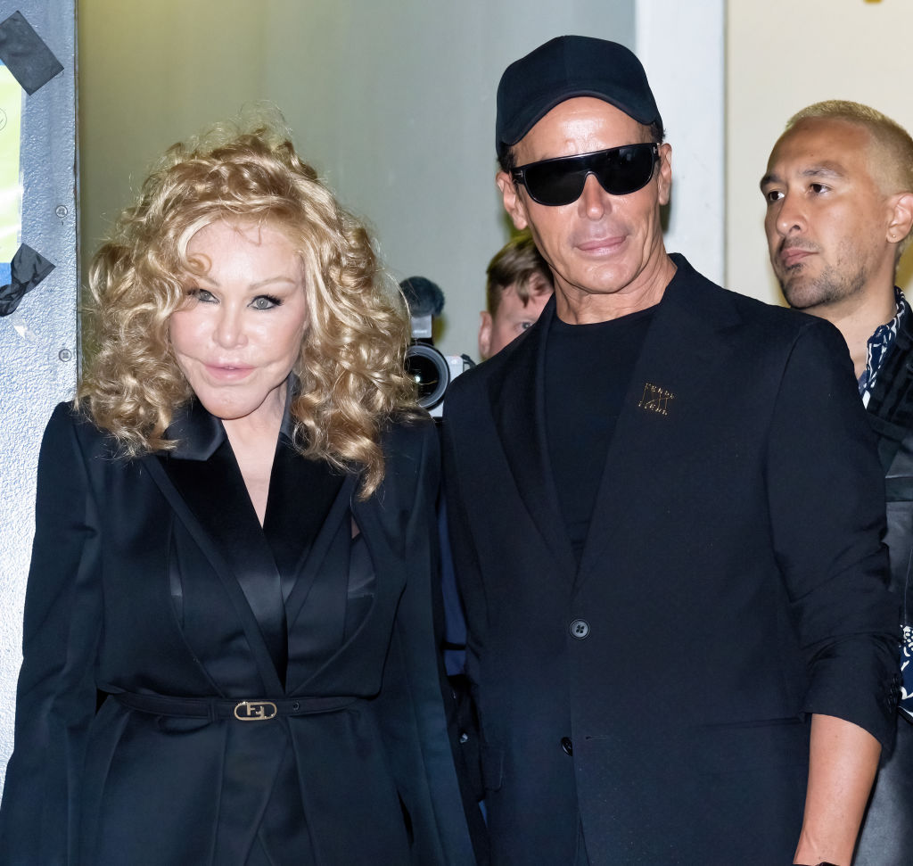 Jocelyn Wildenstein et Lloyd Klein quittent le défilé FENDI printemps-été 2023.