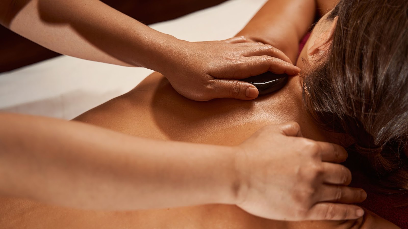 Hot Stone Massage: A Natural Therapy Beneficial for Both Body and Mind