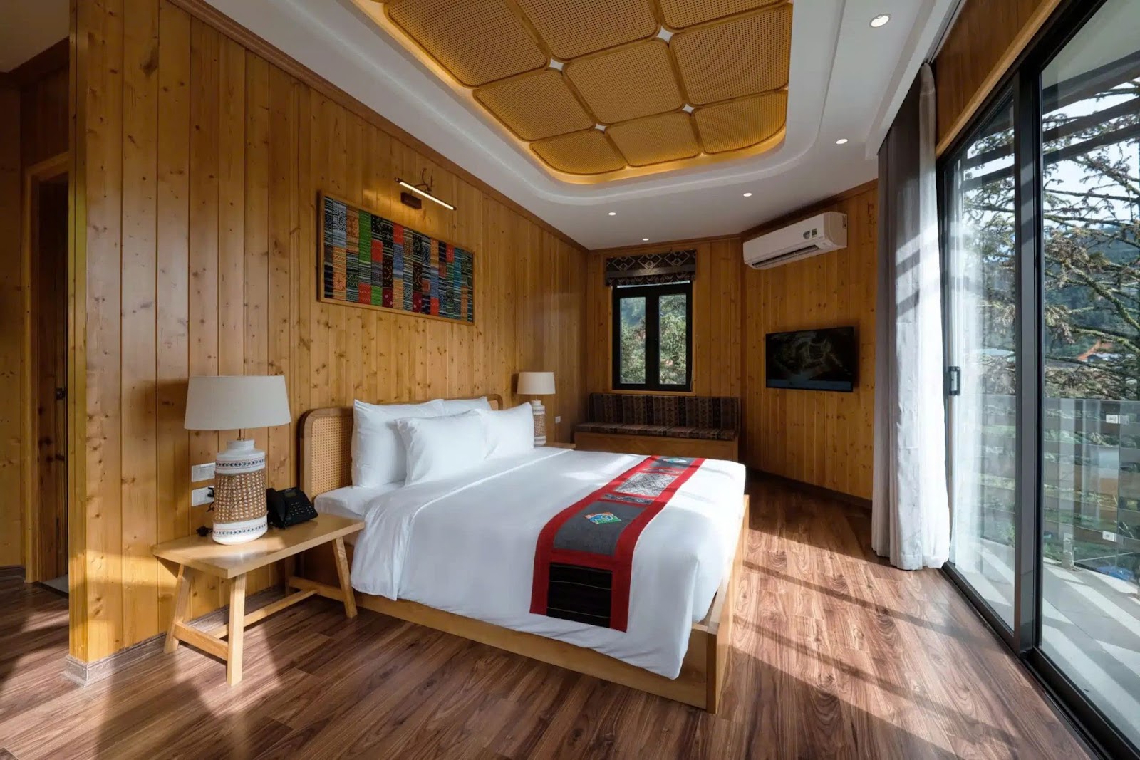 Phòng Bungalow Sa Mộc với một giường King
