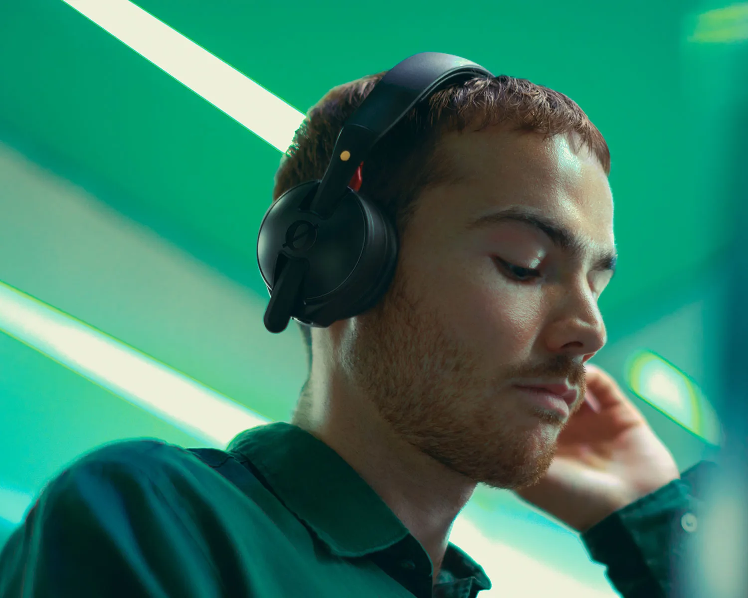 Man wearing RØDE NTH-50 headphones.
