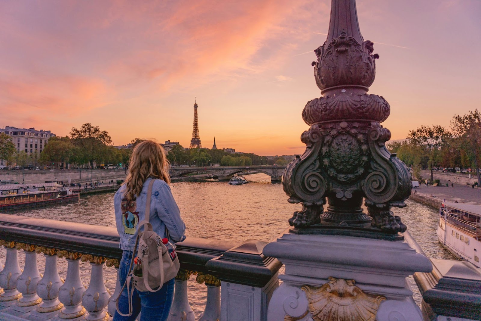 Une jeune femme qui découvre Paris grâce aux visites guidées OneBike