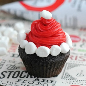 SantaHatCupcake3