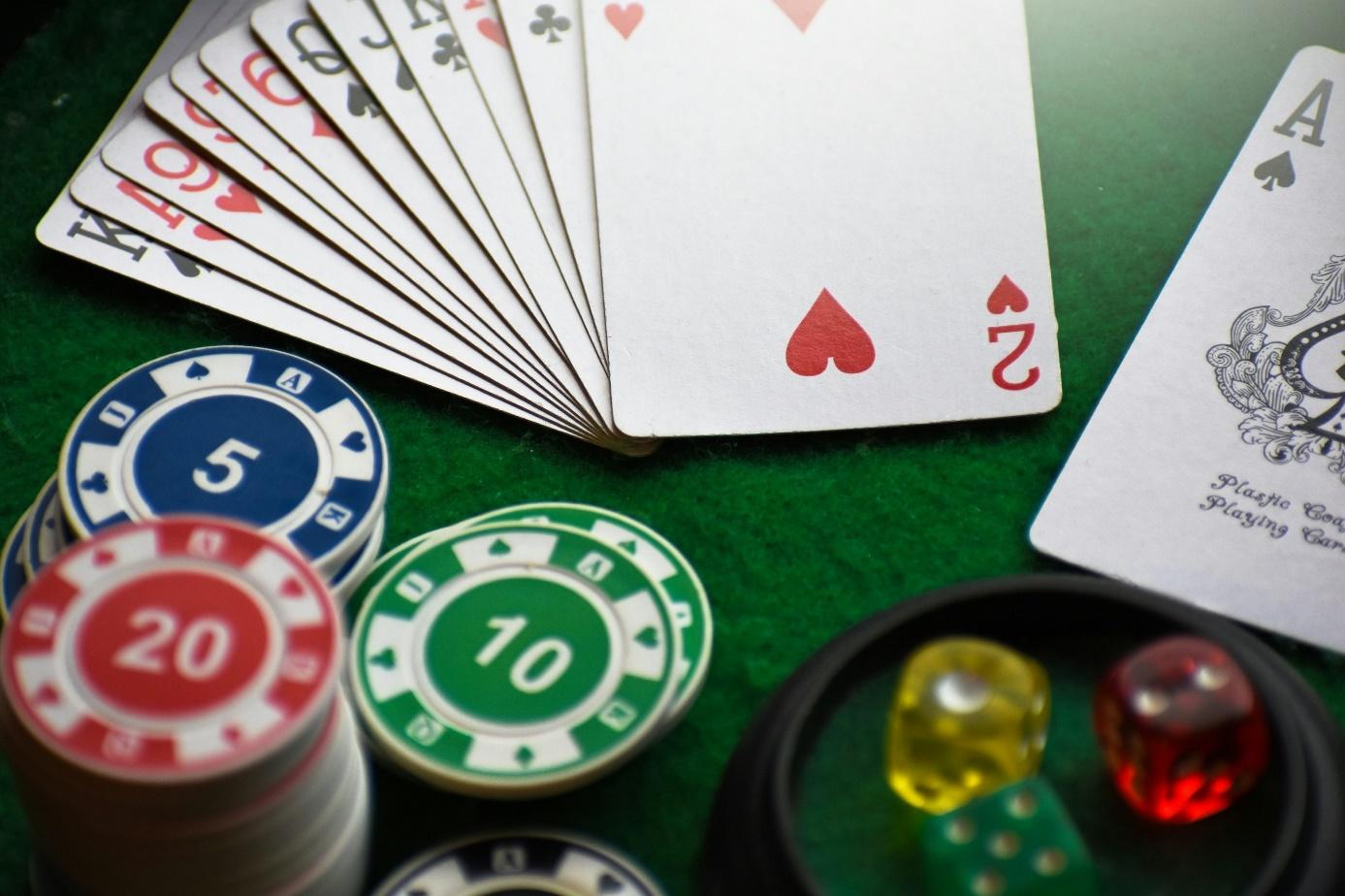 un groupe de jetons de poker