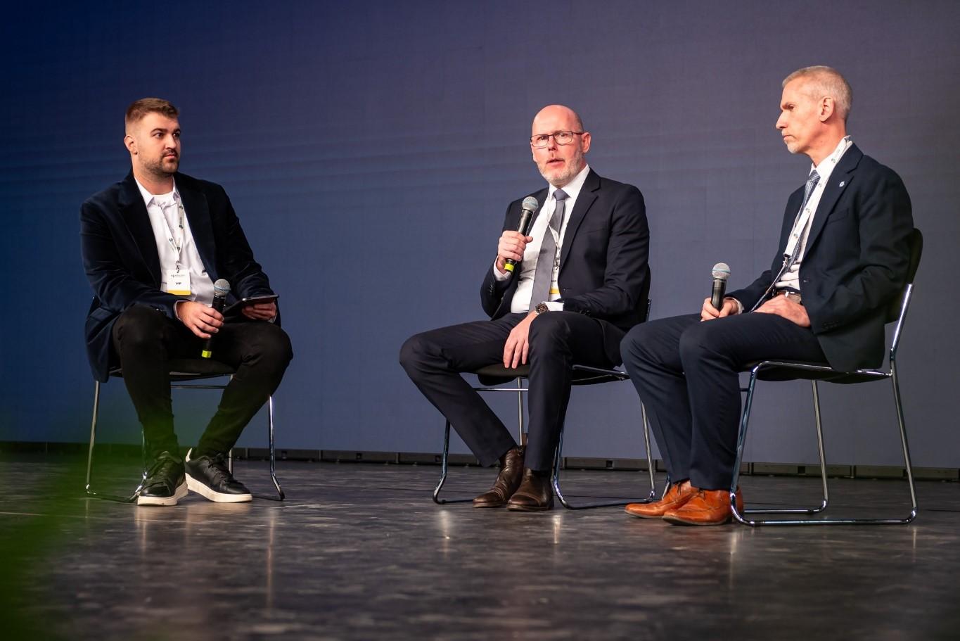 Gergő Lőrincz, Head of the Career Guidance and Marketing Centre of Széchenyi University, in conversation with Gábor Dósa, CEO of Uni Inno Zrt. and Dr Zsolt Szepesváry, Vice-Dean for Development of the Faculty of Health and Sports Sciences on the main stage of the exhibition (Photo: Máté Dudás)
