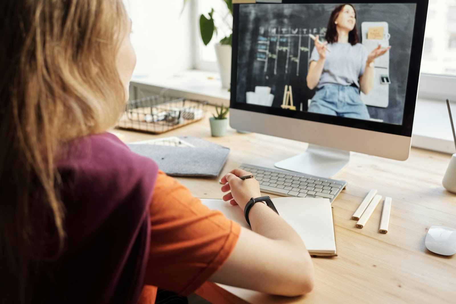 foto-de-chica-mirando-por-imac