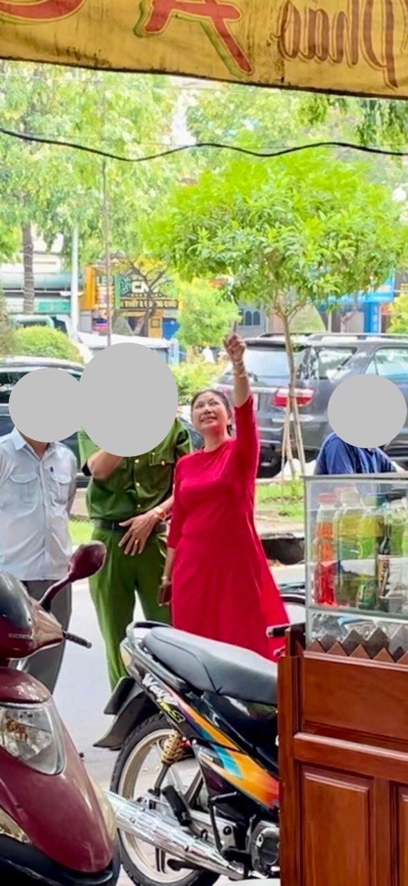 Bà Lê Thị Mến đến chỉ đạo công an