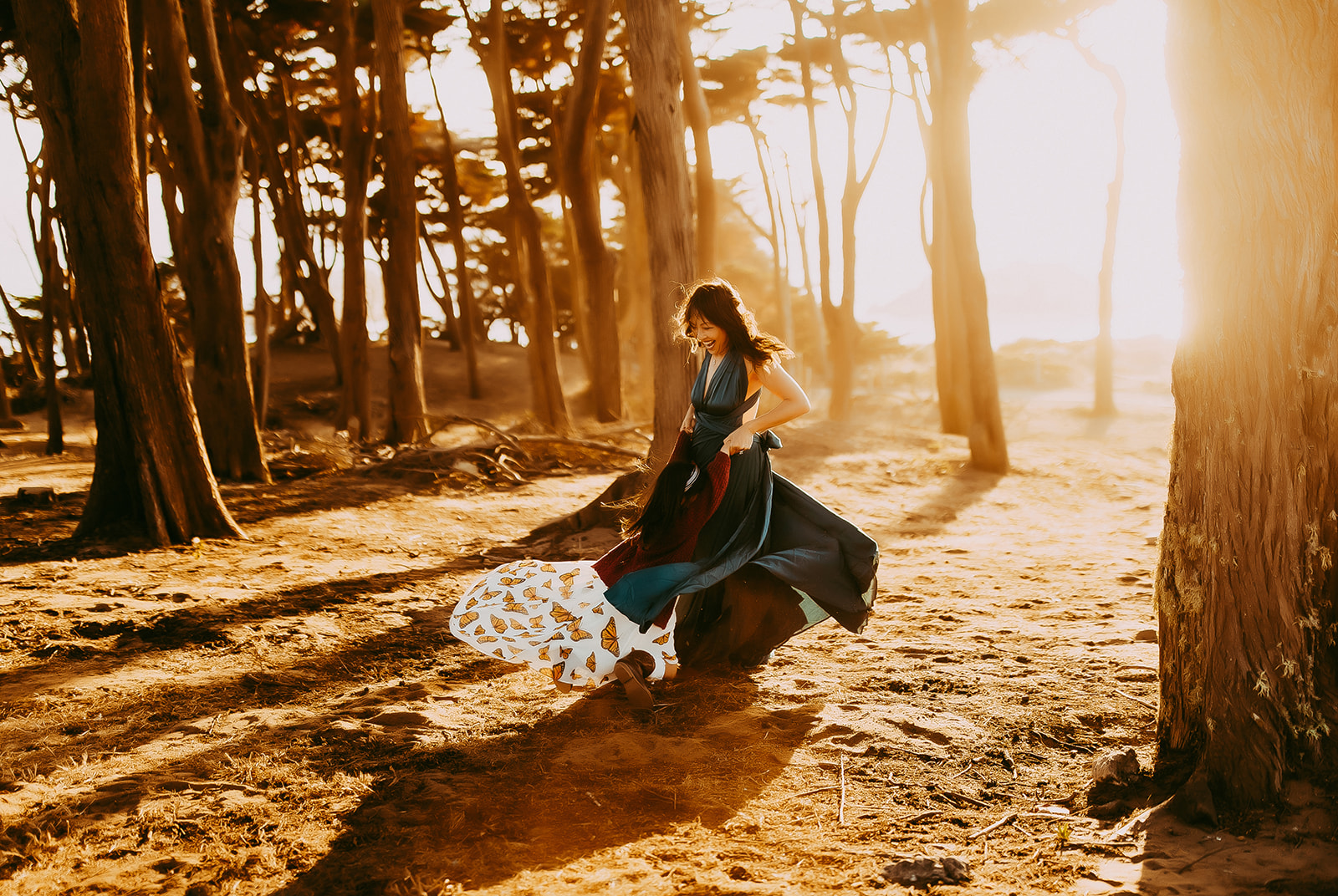Sesión de fotografía familiar en la hora dorada que muestra condiciones de iluminación cálida perfectas, ideales para sesiones de fotografía con kimono de verano.