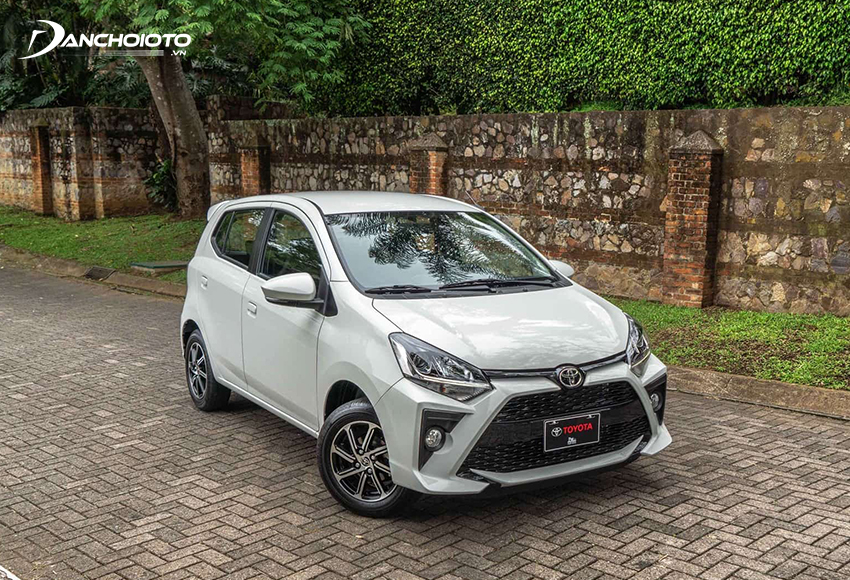 Thân xe Toyota Wigo 2023 hơi đơn điệu so với vẻ hầm hố ở phần đầu