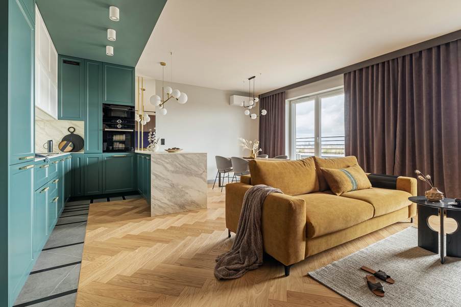A living room with a couch and kitchen

AI-generated content may be incorrect.
