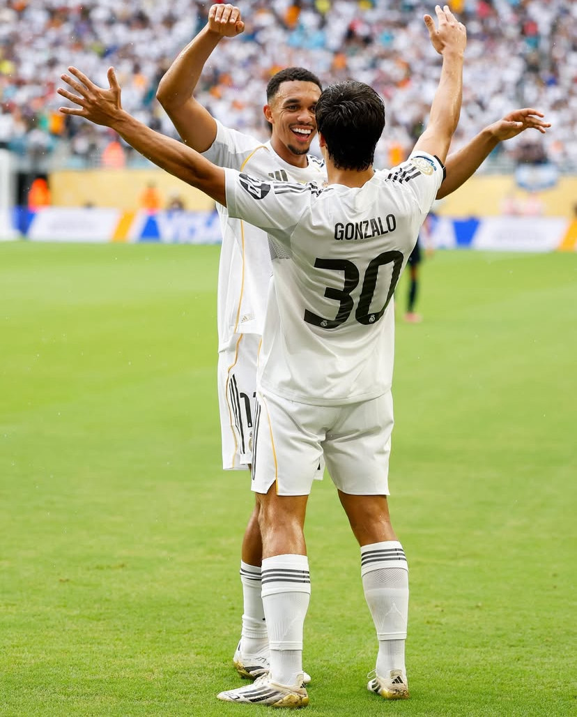 Gonzalo Garcia e Tren-Alexander Arnold comemorando o gol do Real Madrid na partida