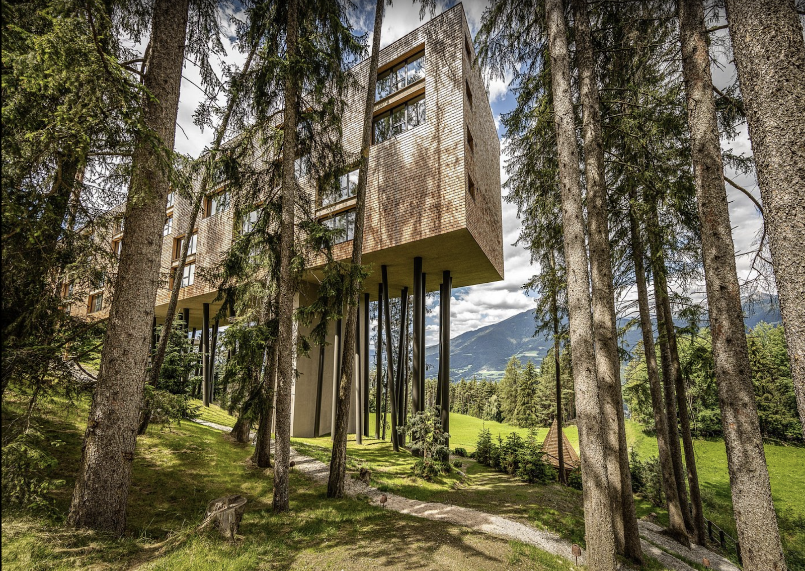 Vista exterior del hotel My Arbor en Tirol del Sur, conocido por su excelente feedback de los huéspedes

