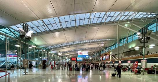 A large airport terminal with many people

AI-generated content may be incorrect.