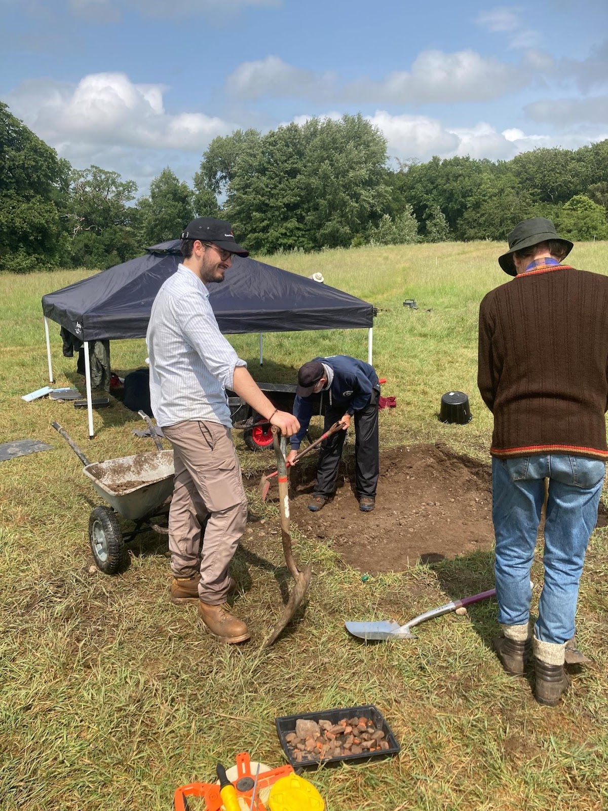 A group of men digging in the dirt

AI-generated content may be incorrect.
