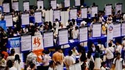 (资料照片)这张拍摄于2024年6月2日的照片显示人们在中国江苏省淮安市参加一场招聘会。
