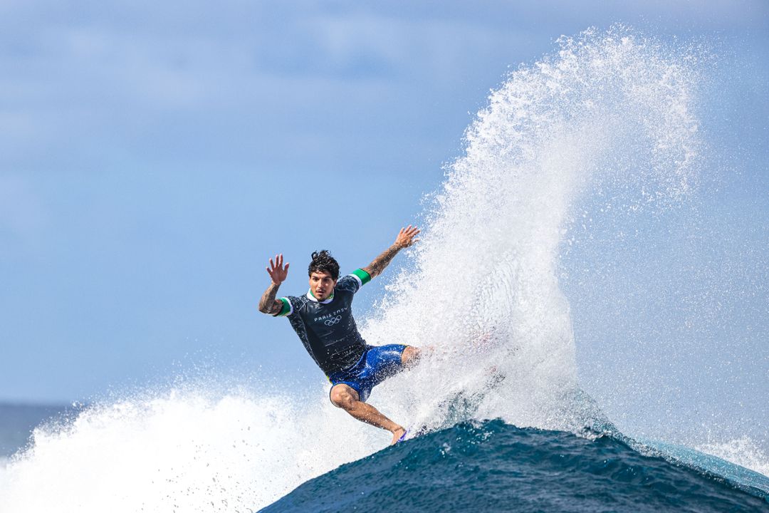 Gabriel Medina surfando nas Olimpíadas de 2024, em Teahupo'o (Taiti)