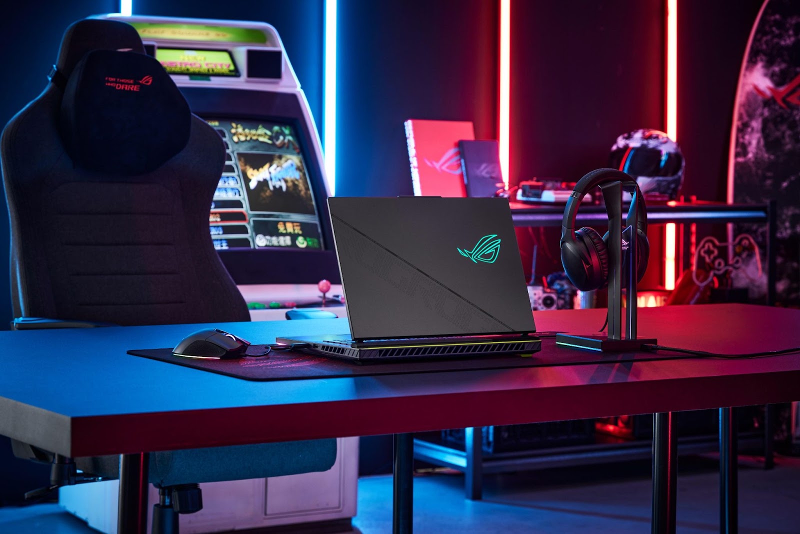 Notebook ROG Strix G16 com iluminação RGB em ambiente gamer com luzes de néon.