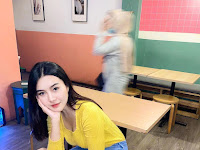 Wanita Cantik dengan Gaya Santai yang Menggoda