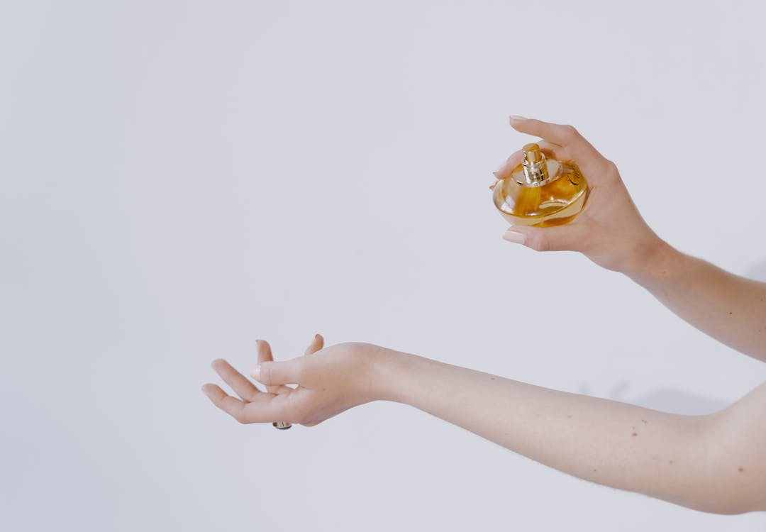 Descubra perfumes com âmbar que encantam pela sofisticação e projeção. Veja dicas e fragrâncias ideais para marcar presença com estilo.