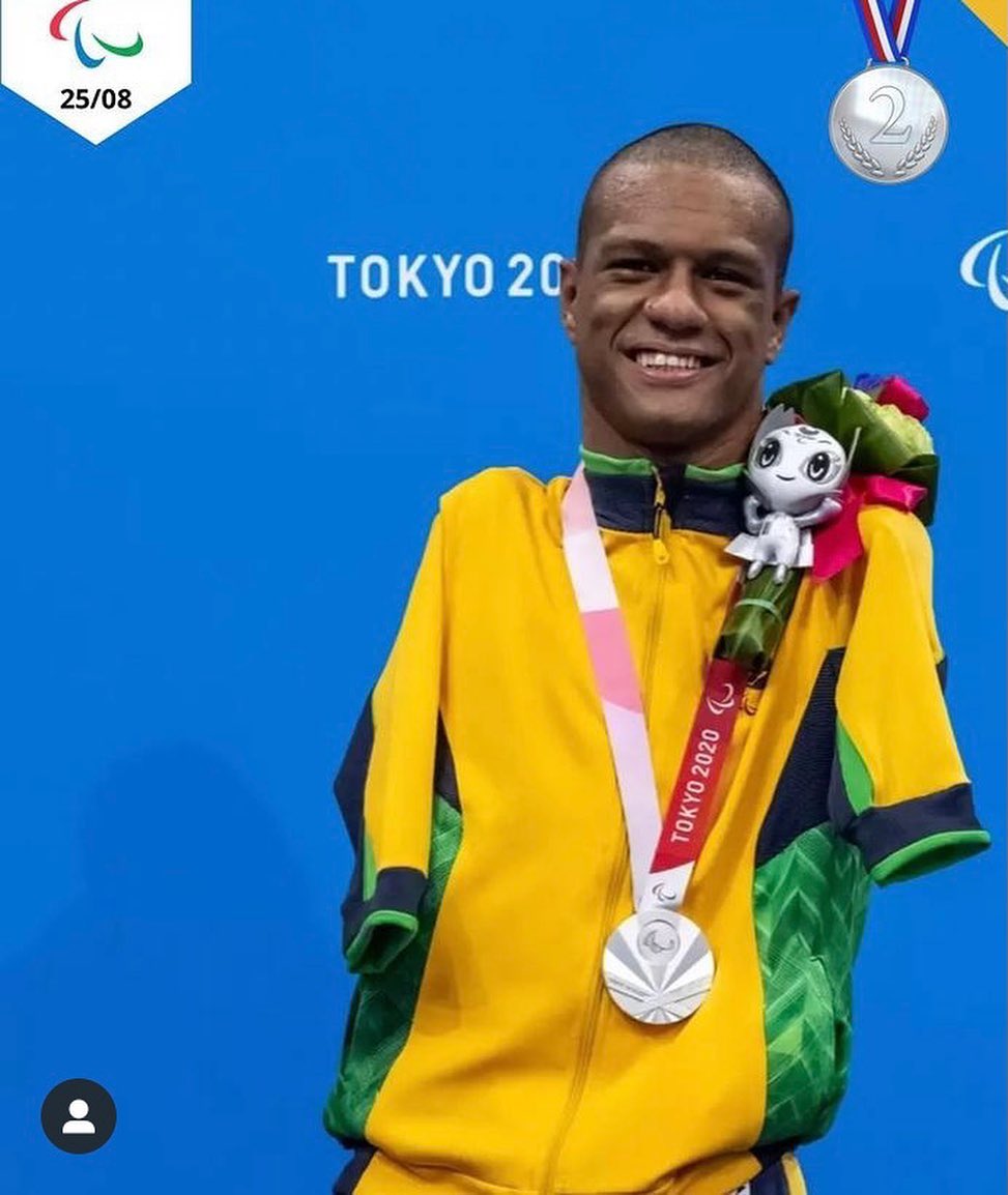 Gabrielzinho com sua medalha de prata conquistada nas Paralimpíadas de Tokyo 2020